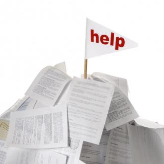 Papierberg Hilfe Papierberg mit 'help'-Fahne